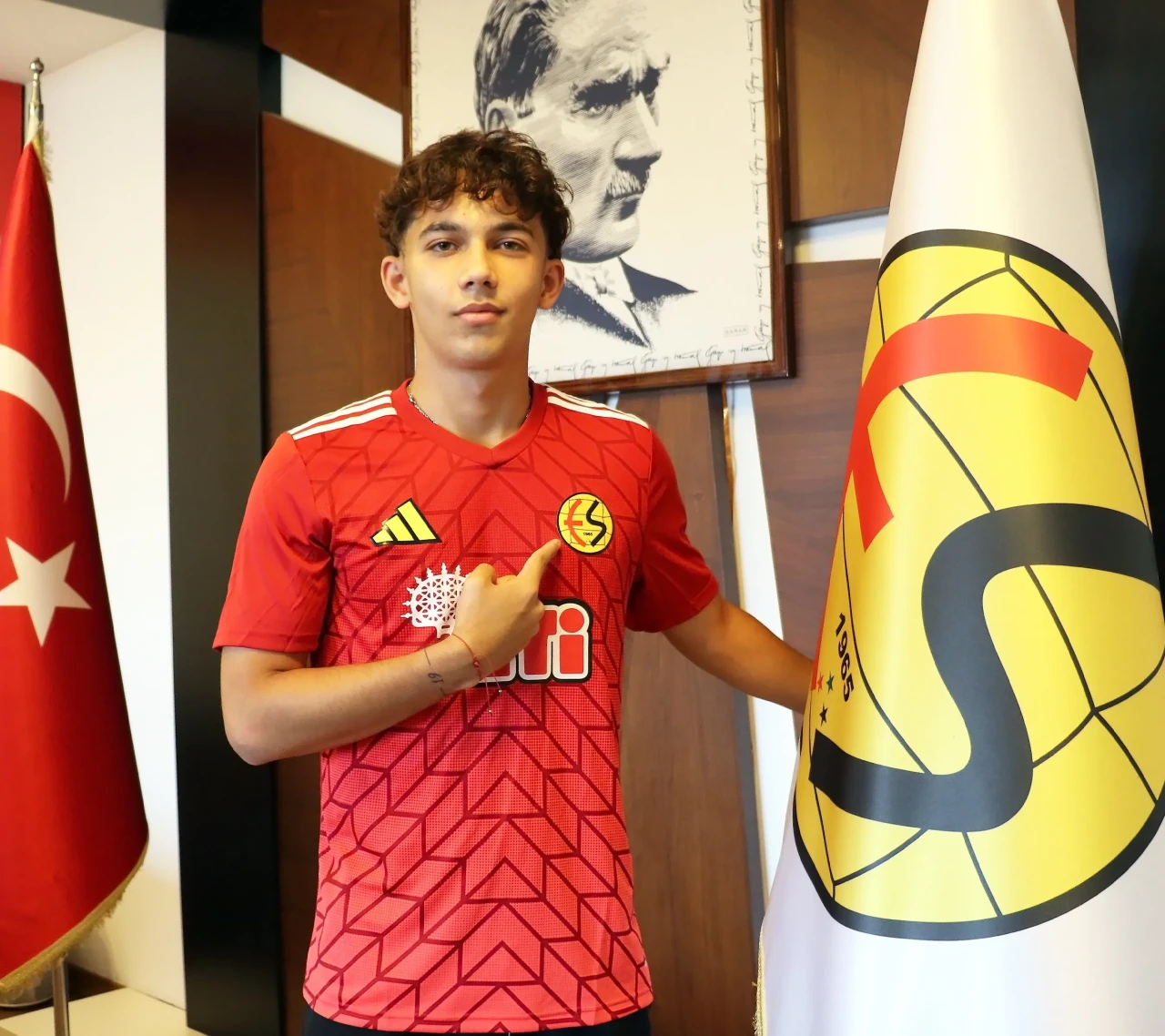 Eskişehirspor, Genç Yetenek Ozan İsmail Cörüt ile Profesyonel Sözleşme İmzaladı