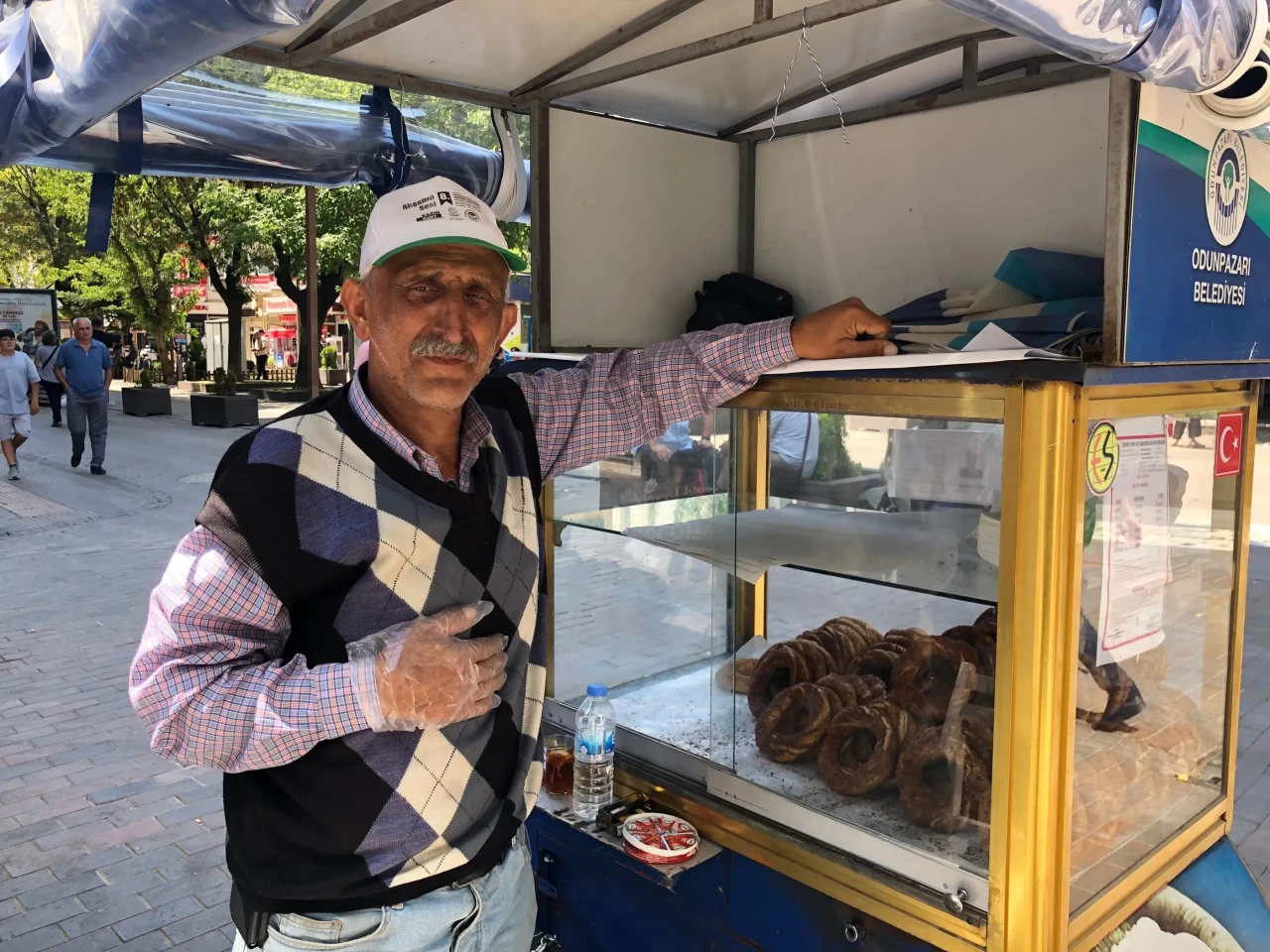 Kanser Hastası Simitçi 12 Saat Güneş Altında Geçimini Sağlamaya Çalışıyor