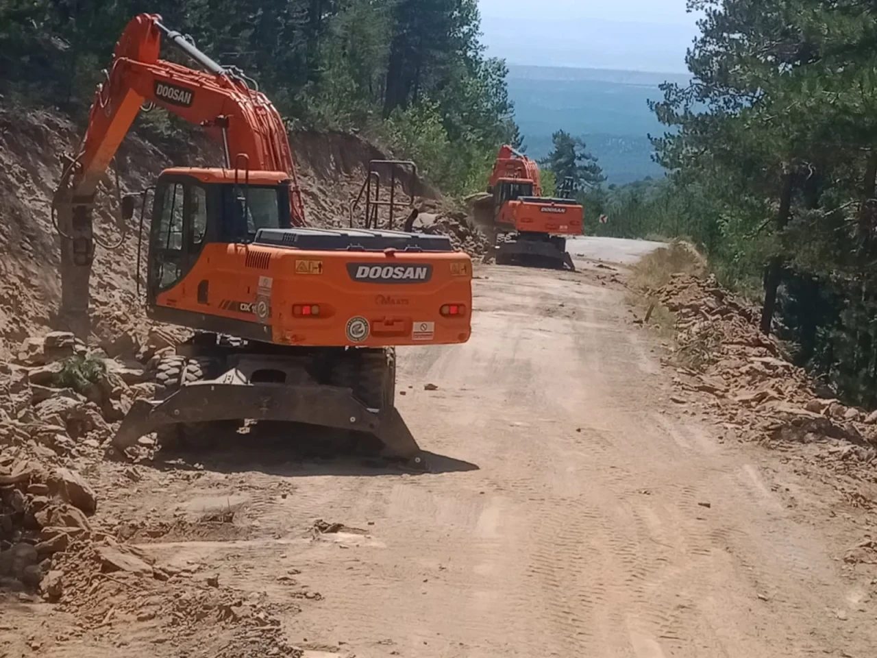 Mihalıççık’ta Yol Çalışmaları Sürüyor