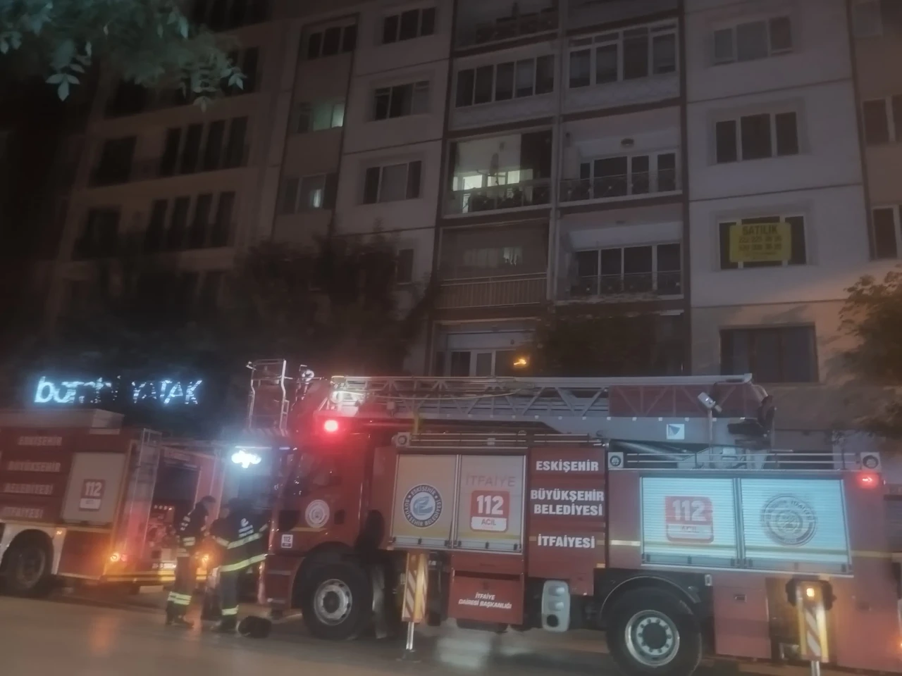 Apartmanda Gece Çıkan Yangın Mahalleliyi Ayağa Kaldırdı: 1 Yaralı