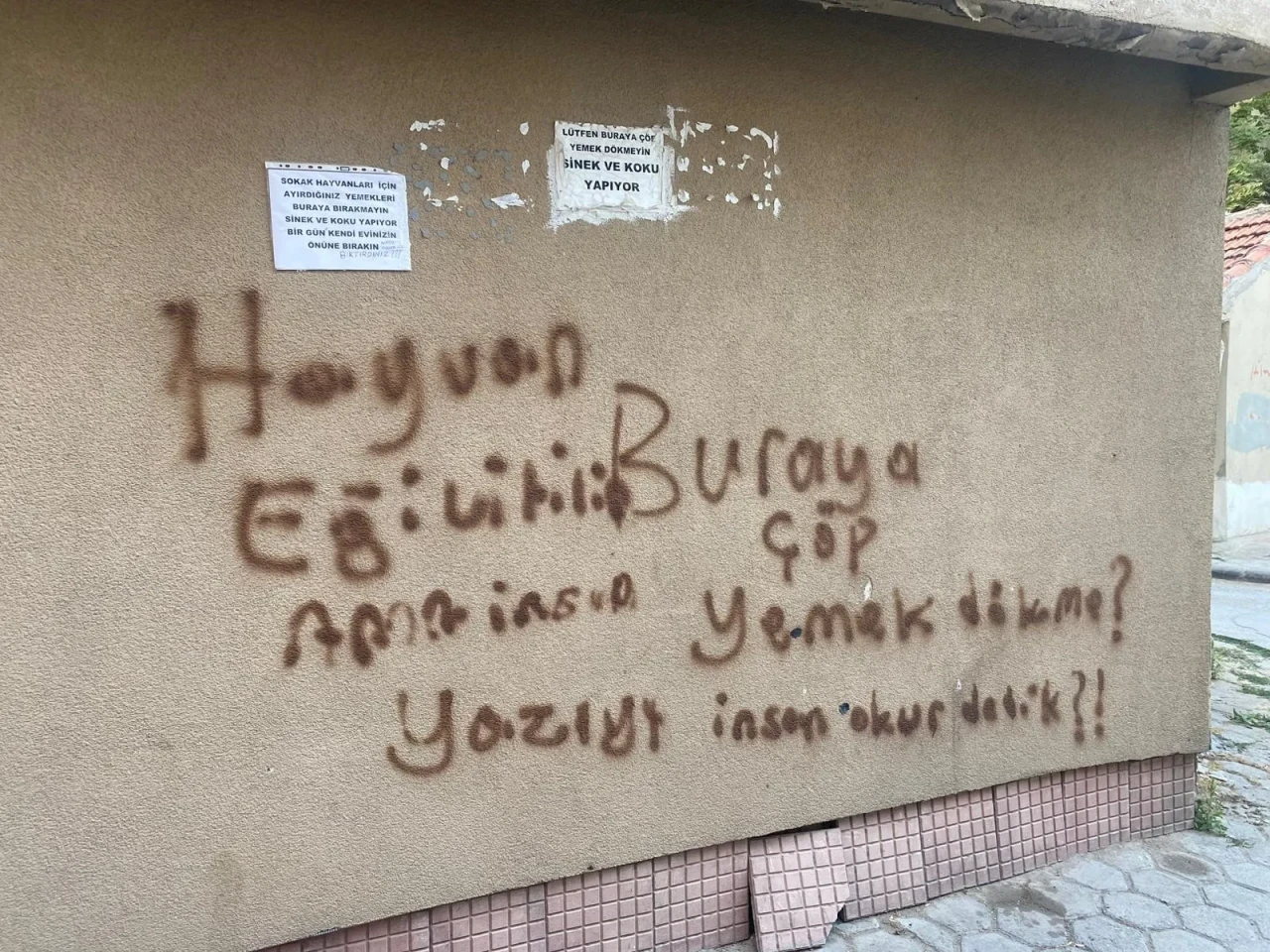 Eskişehir’de Apartman Duvarındaki Notlar Dikkat Çekti