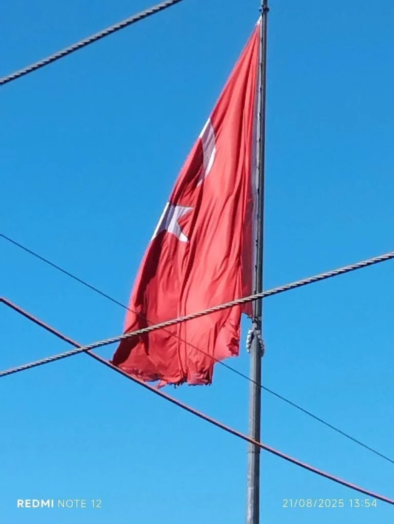 Türk bayrağının yıpranmış haline vatandaş çözüm bekliyor