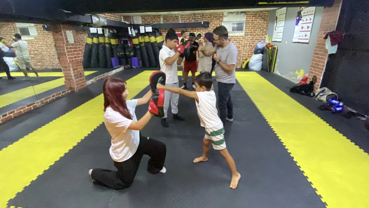 Eskişehir’de Aileler Kick-Boks Antrenmanında Ter Döktü