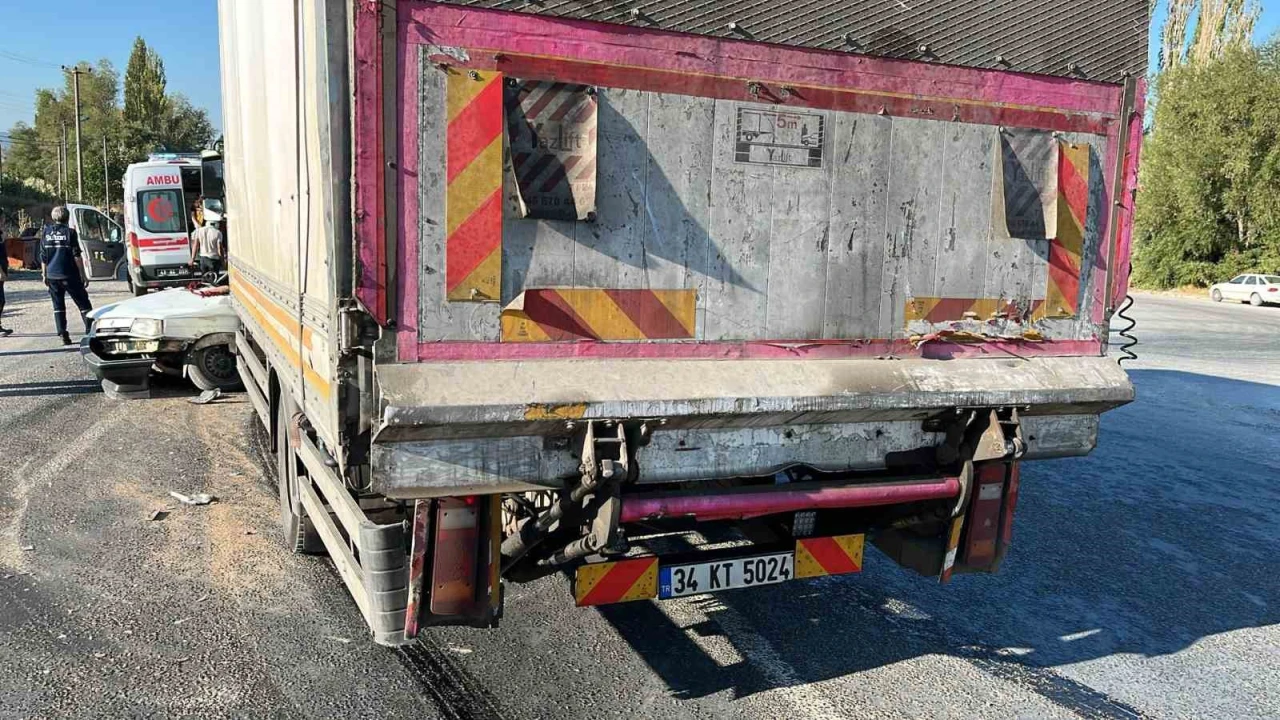 Kütahya Domaniç'te Kavşakta Meydana Gelen Kazada 2 Kişi Yaralandı