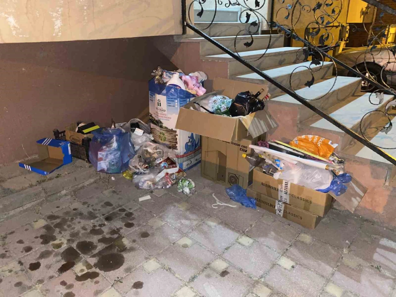 Ertuğrulgazi Mahallesi sakinlerinden belediyeye tepki: “Yol, temizlik ve ATM sorunu çözülmeli”