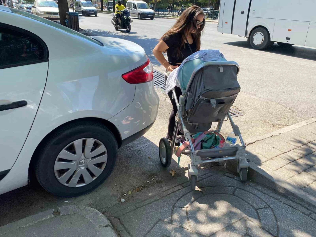 Eskişehir’de Engelli ve Bebek Arabası Geçiş Alanına Park Tepkisi: “Bu Bir Duyarsızlık Örneği”