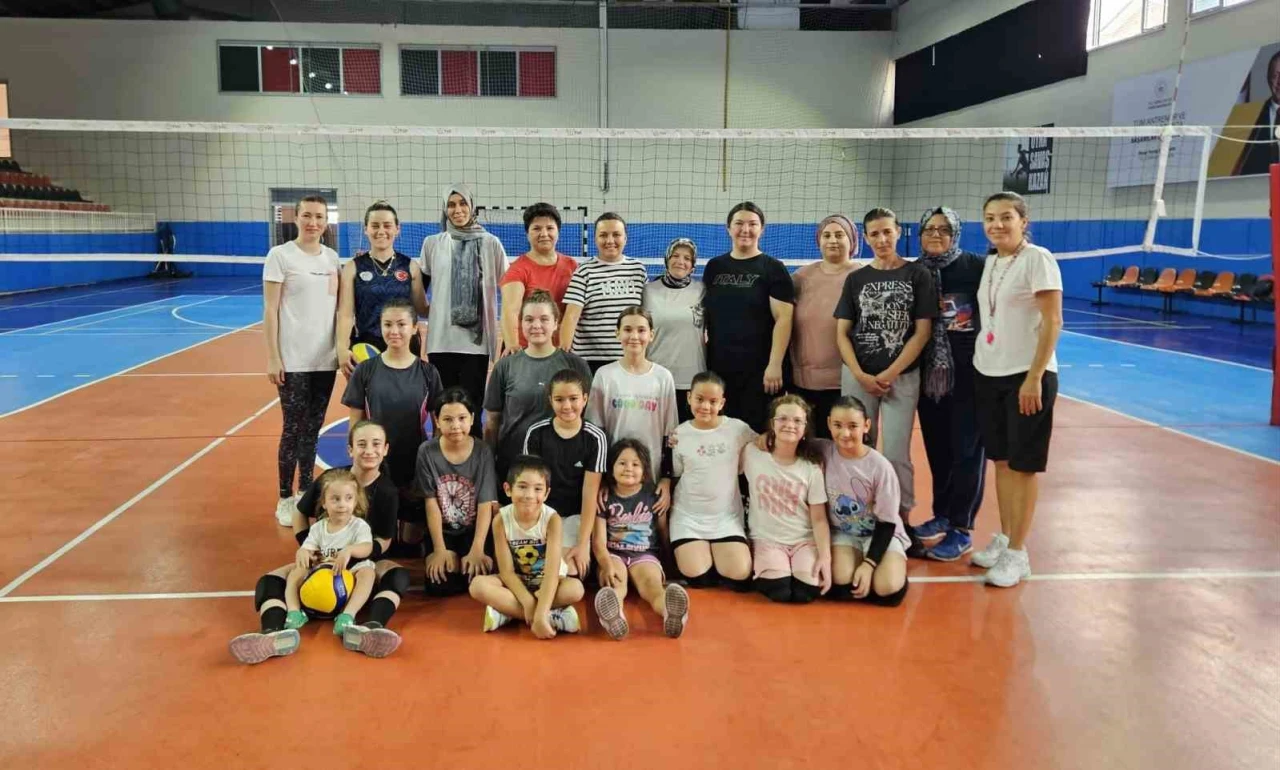 Kadınlara Yönelik Voleybol Antrenmanlarıyla Sosyal Hayata Katılım Artıyor