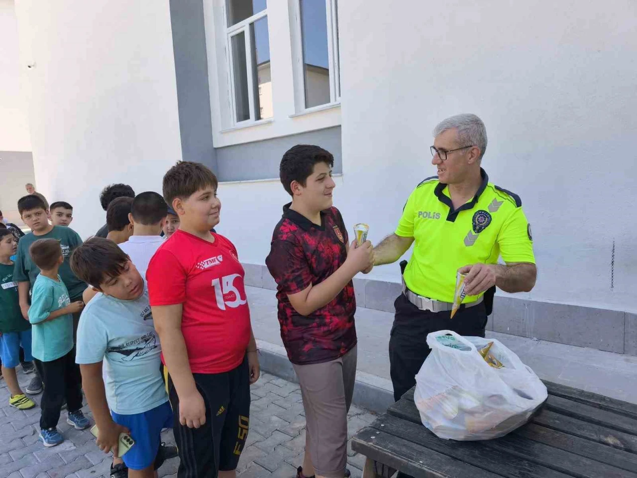 Afyonkarahisar İl Emniyet Müdürlüğü tarafından trafik kuralları eğitimi verildi