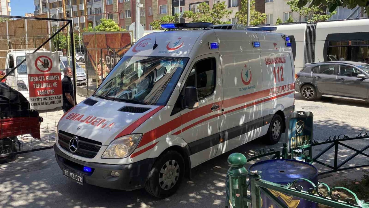 Eskişehir’de İnşaattan Düşen İşçi Hastaneye Kaldırıldı