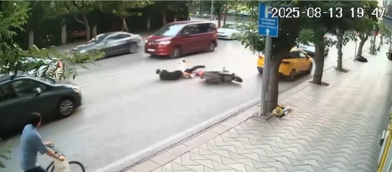 Eskişehir’de Motosiklet Kazası Güvenlik Kamerasına Yansıdı