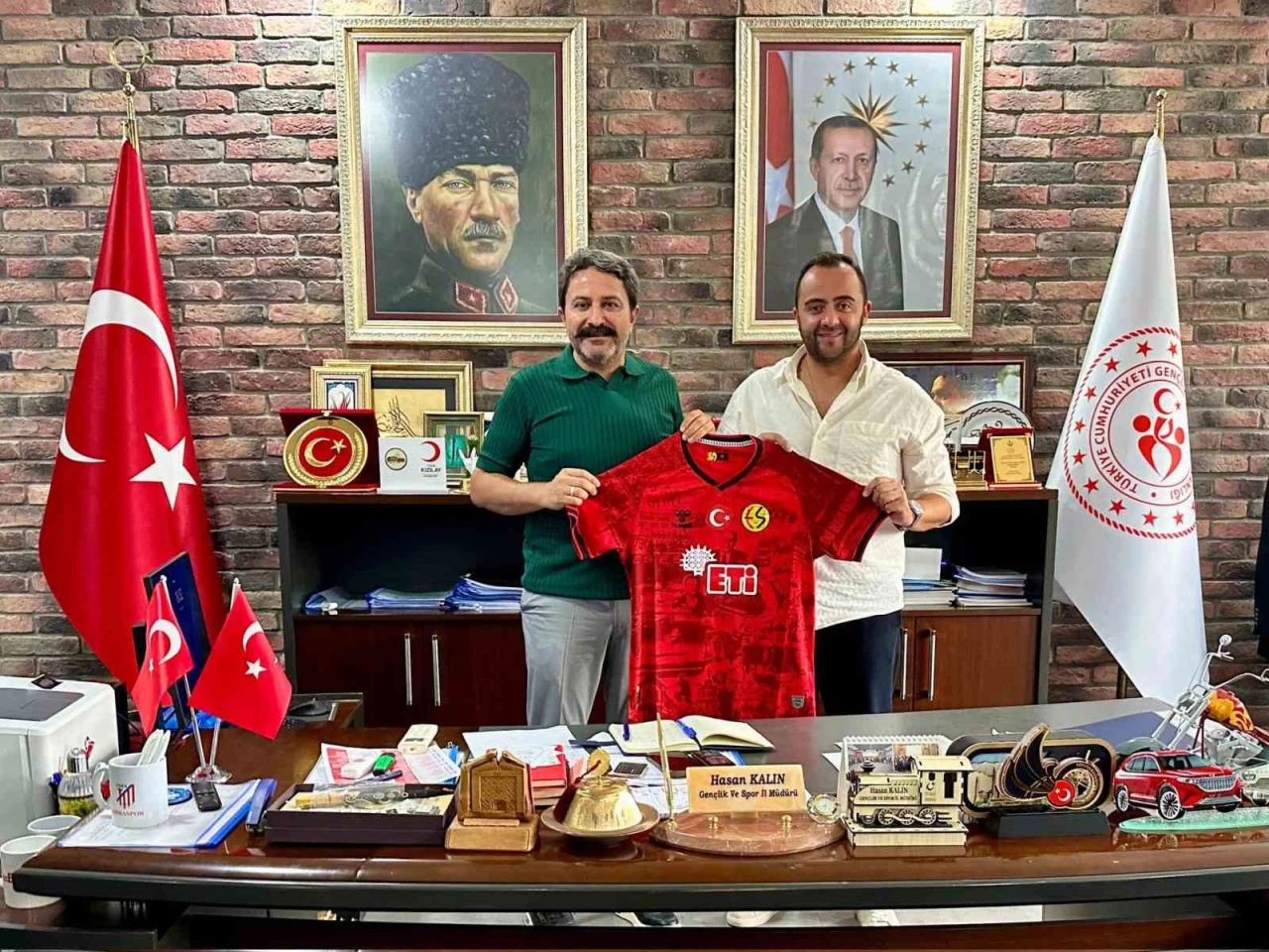 Eskişehirspor Kulüp Yönetimi, Gençlik ve Spor İl Müdürünü Ziyaret Etti
