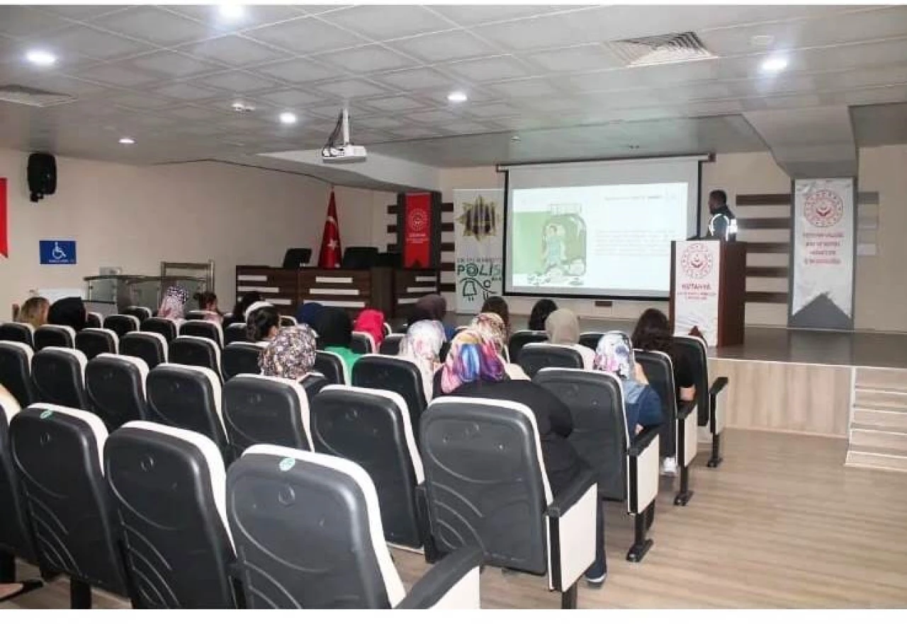 Kütahya’da Kadınlara Yönelik “En İyi Narkotik Polisi Anne” Eğitimi Verildi