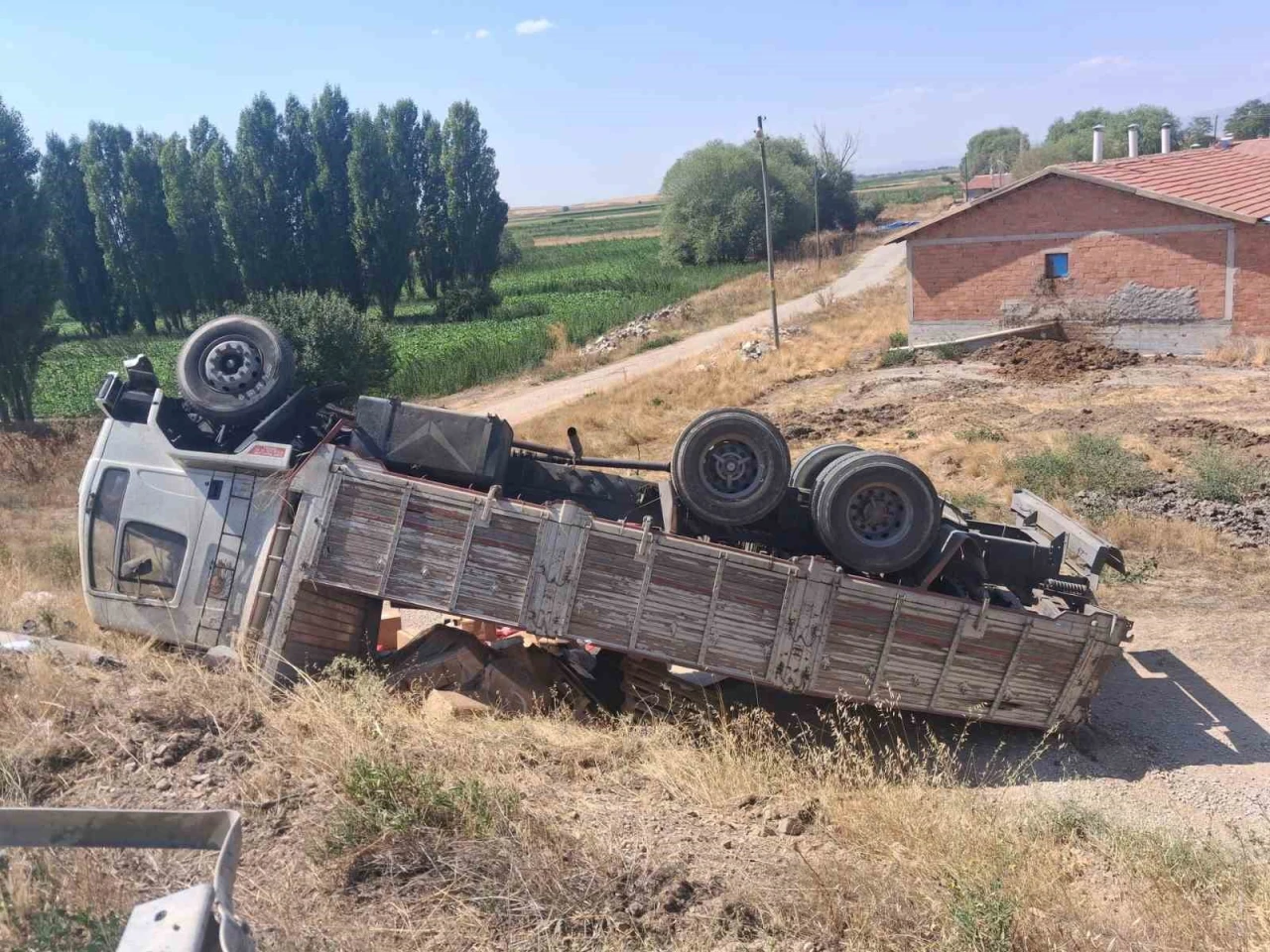 Kütahya’da Kamyon Devrildi: 1 Yaralı
