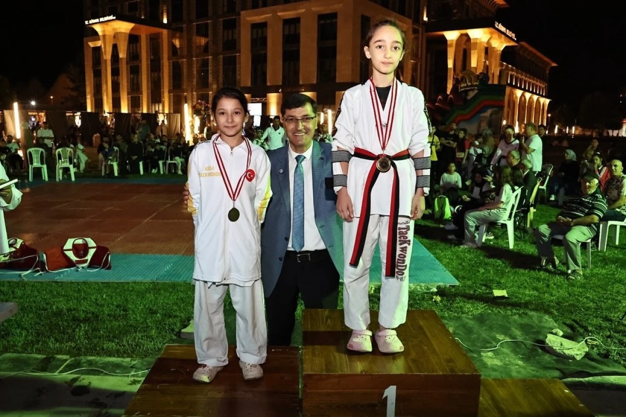 Kütahya'da Minik Taekwondo Turnuvası Dostluk ve Centilmenlik İçinde Gerçekleşti