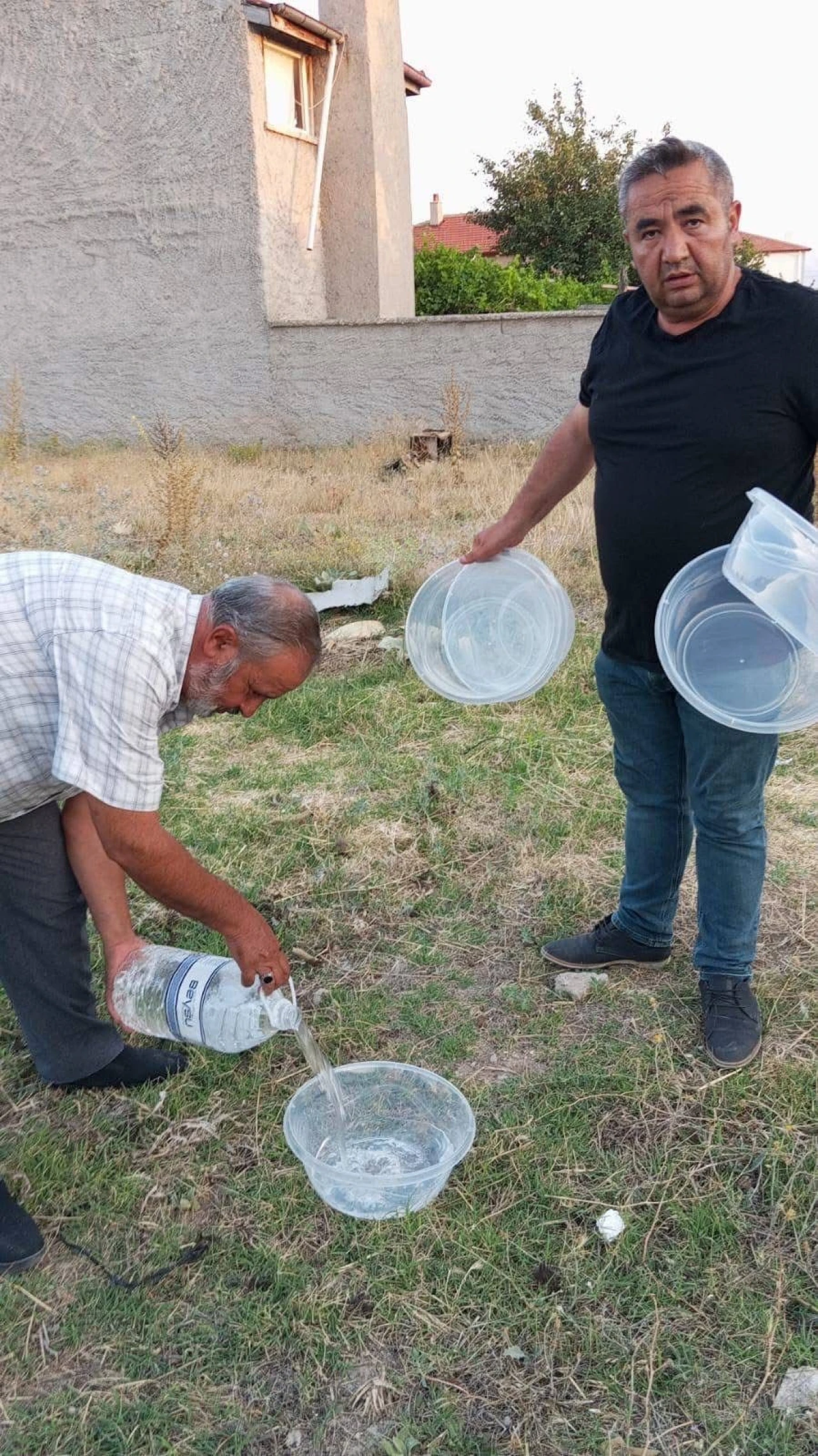 Afyonkarahisar’da Muhtardan Sokak Hayvanlarına Su Desteği