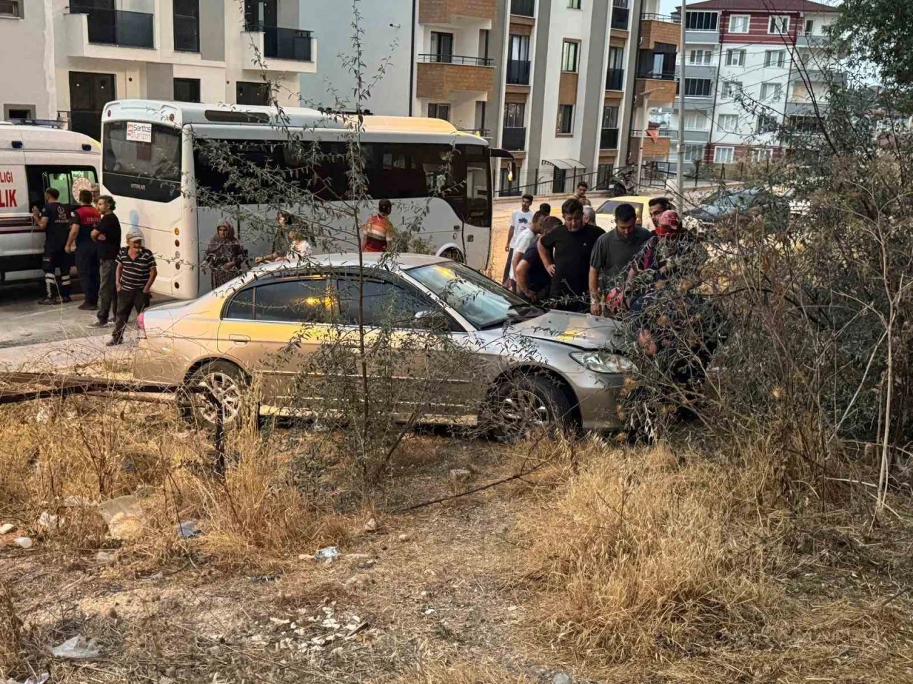 Bilecik’te Otomobil ile Minibüs Çarpıştı: Kaldırımdaki Yaya Yaralandı