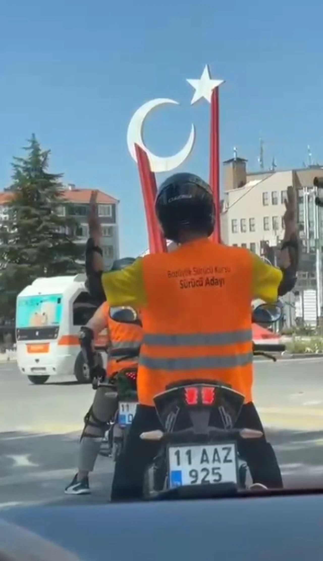 Motosiklet sürücüsünün müzik eşliğinde dans ettiği renkli anlar