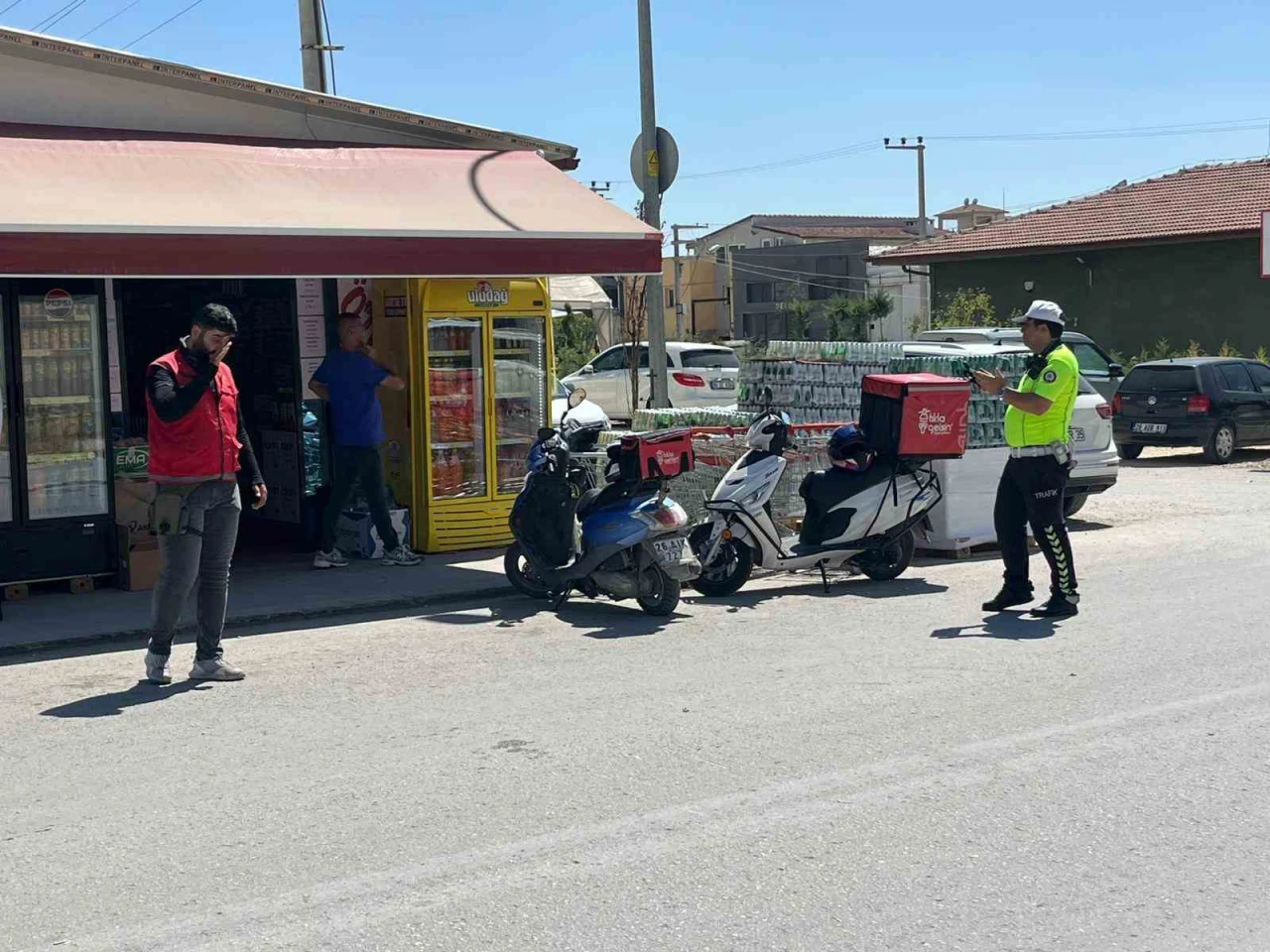 Motosikletli Kurye İle Otomobil Çarpıştı: Maddi Hasar Oluştu