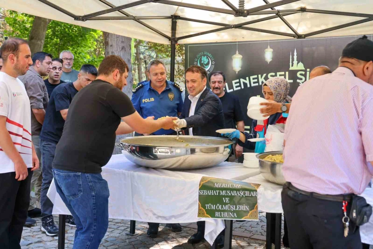 Bilecik’te Şeyh Edebali Külliyesi’nde geleneksel şifalı pilav ikramı yapıldı