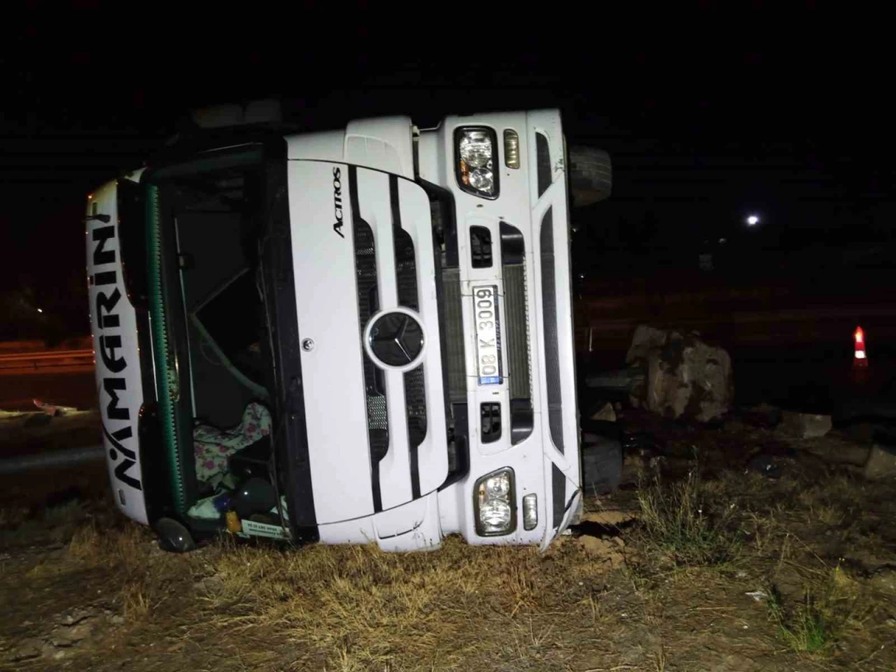Afyonkarahisar’da Tır Kazası: Araçlardan Biri Yan Yattı