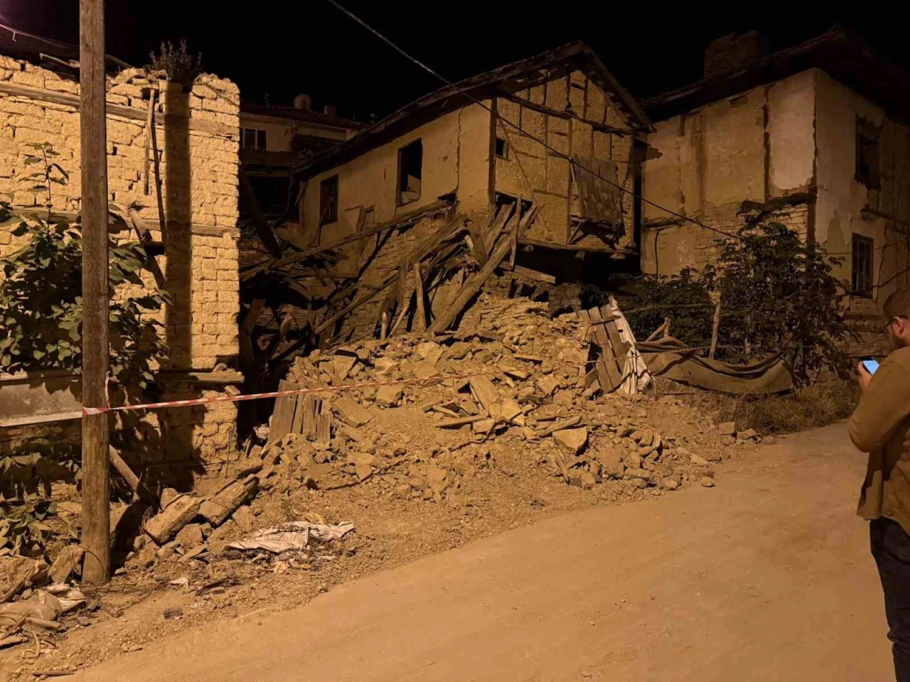 Balıkesir Depremi Hisarcık’ta Hissedildi: Samanlık Yıkıldı, Belediye Binası Zarar Gördü