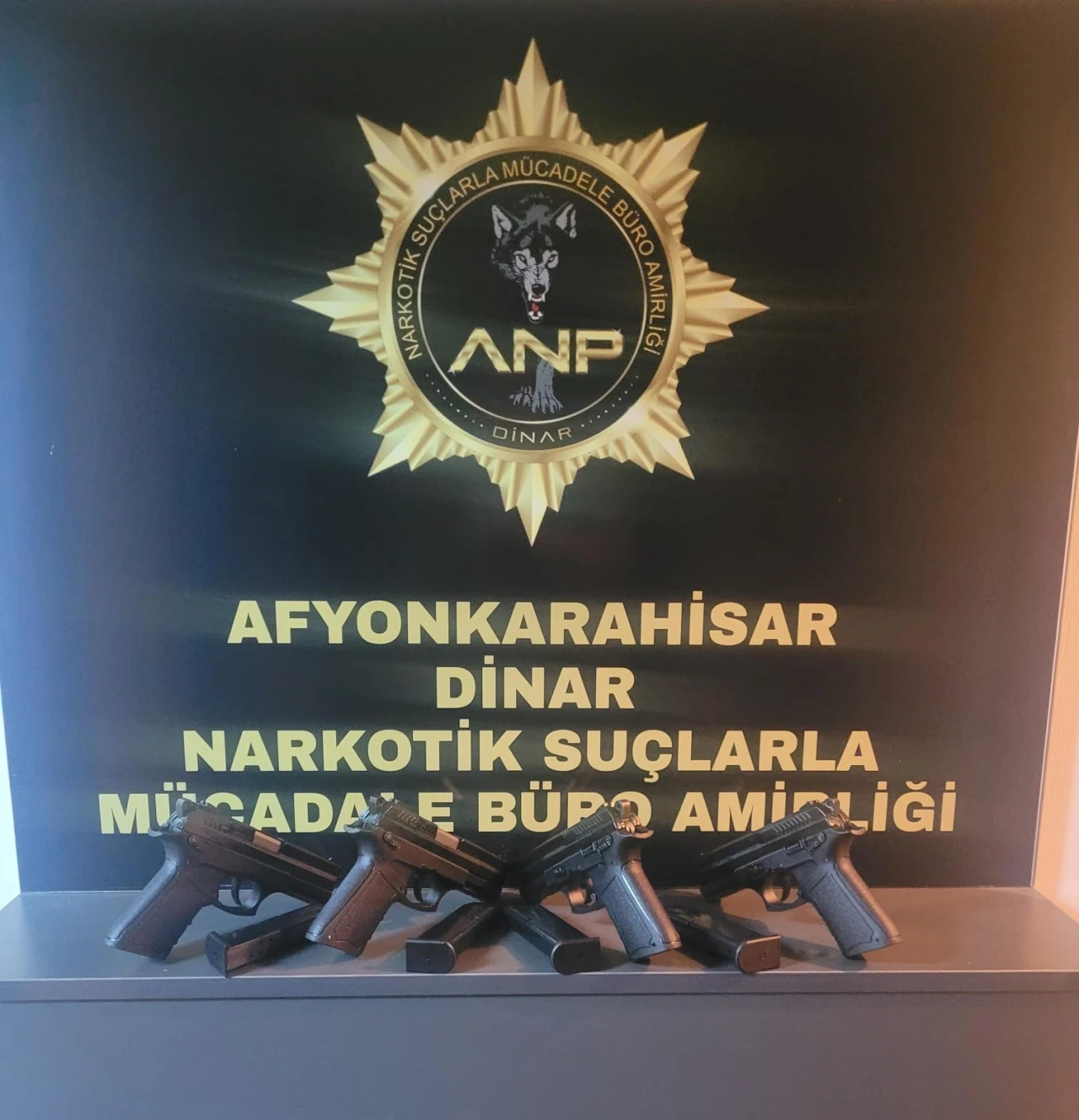 Polis Şüpheli Araçta 4 Ruhsatsız Tabanca Ele Geçirdi