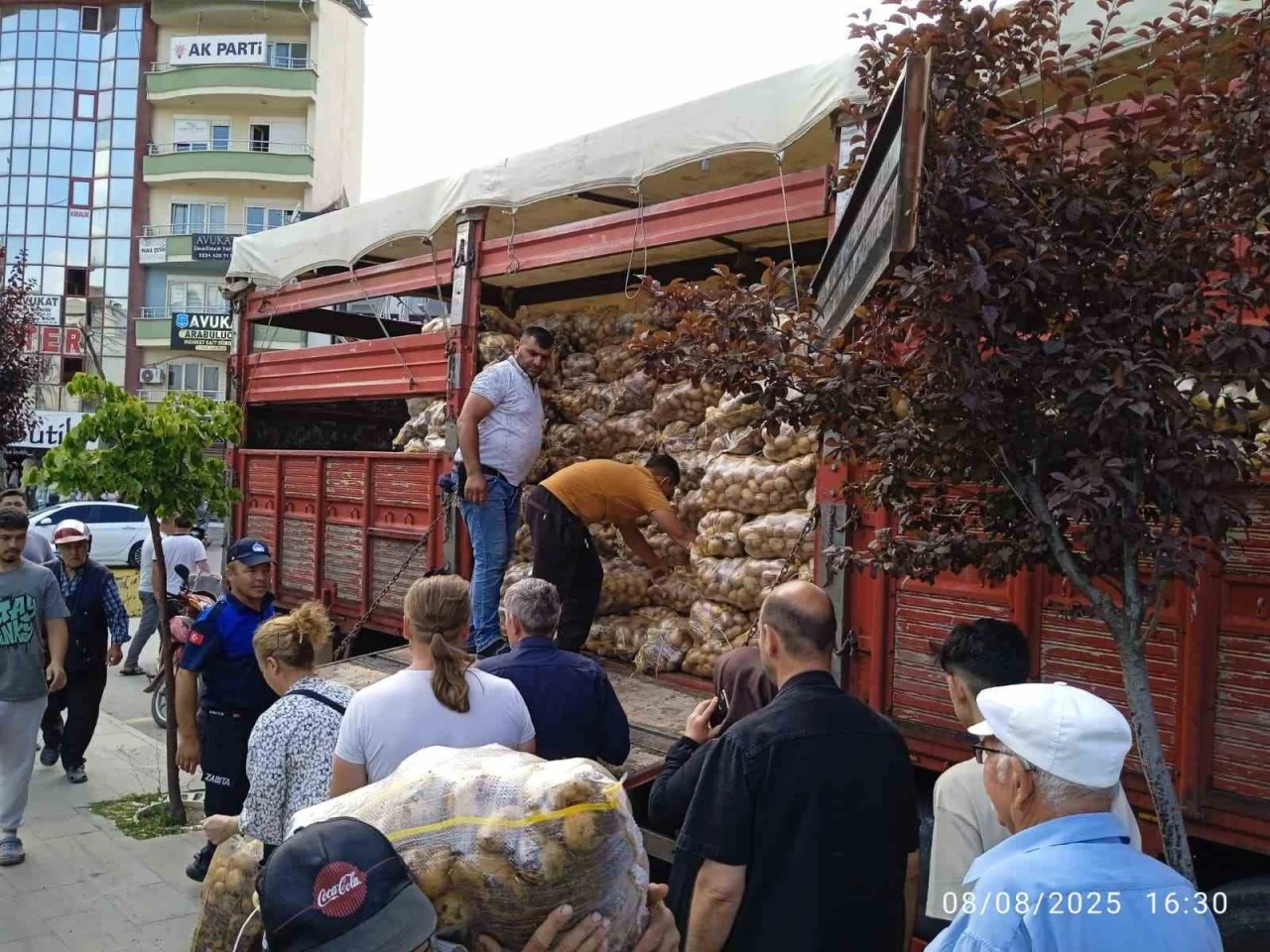 Hayırsever, Sandıklı'da 20 ton patatesi ihtiyaç sahiplerine ücretsiz dağıttı