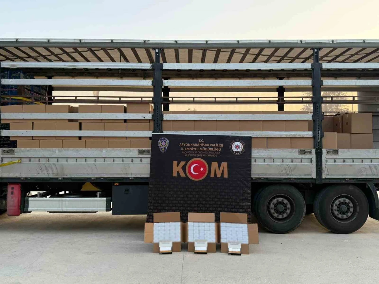 Afyonkarahisar’da Tırda 4 Milyon 300 Bin Adet Kaçak Makaron Ele Geçirildi