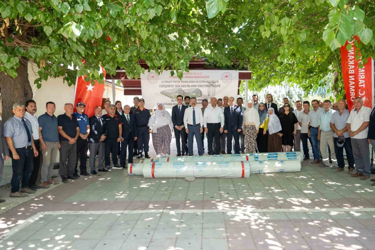 Eskişehir Valisi Aksoy, Mihalgazi’de Sera Naylonu Dağıtım Törenine Katıldı