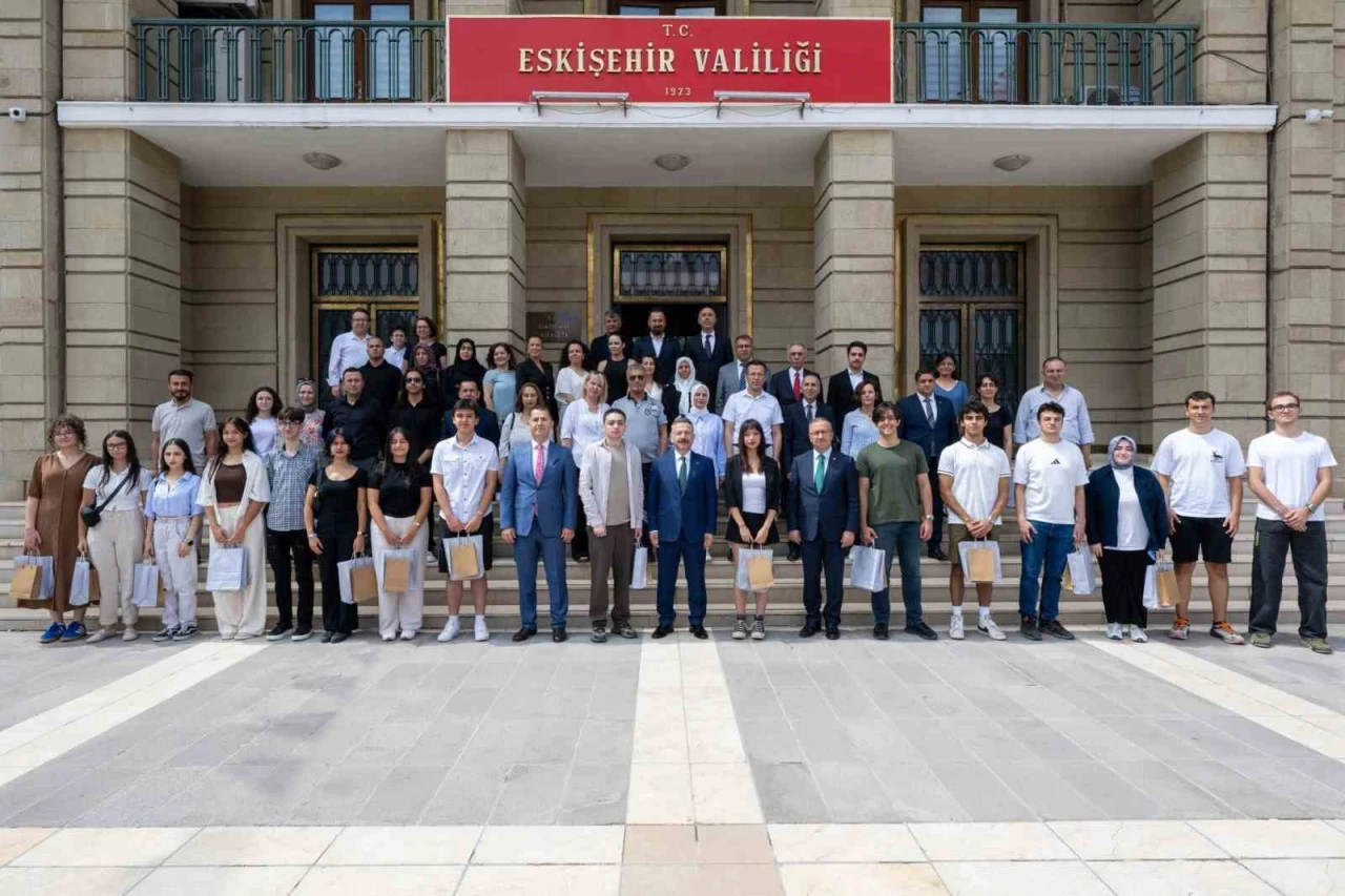 Eskişehir Valisi Hüseyin Aksoy YKS’de İlk 500’e Giren Öğrencileri Ağırladı