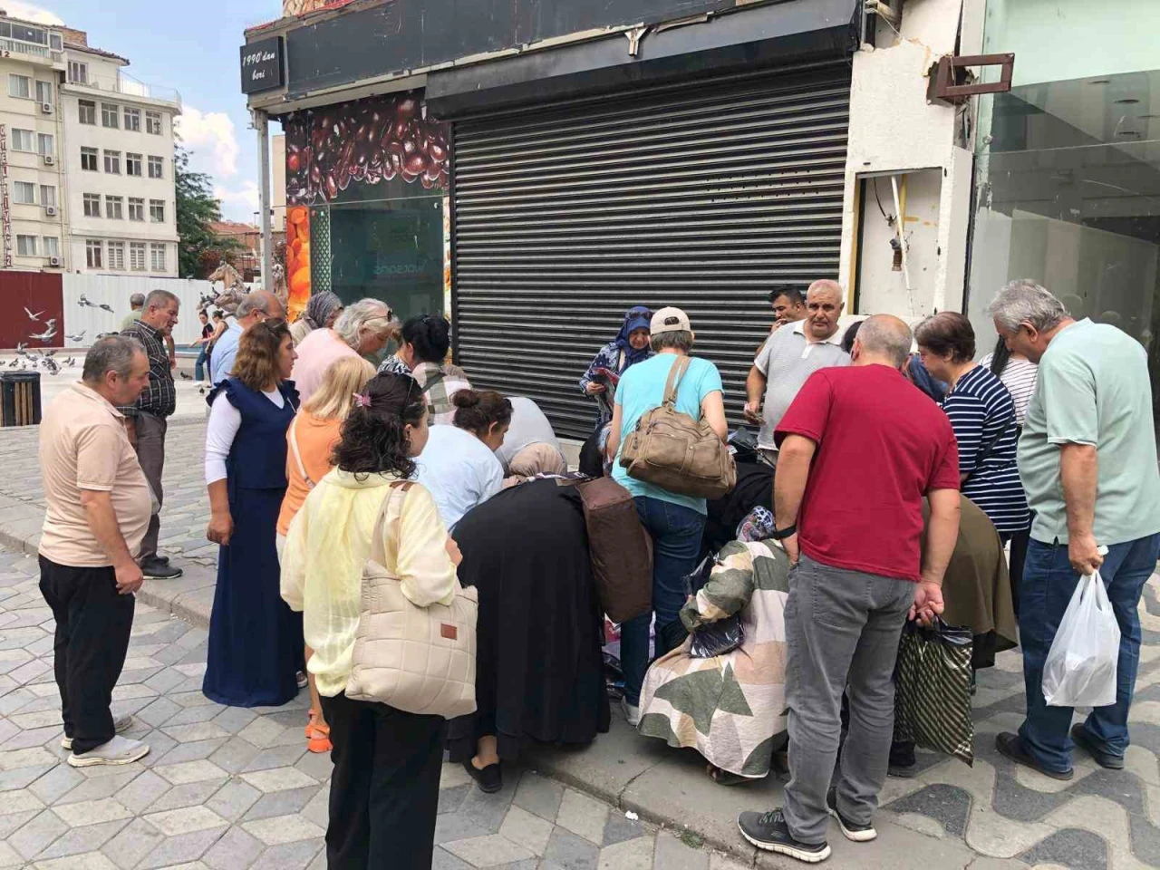 Seyyar tişört satıcısı, kalabalığın ilgisini çekerek adeta yarışa neden oldu!