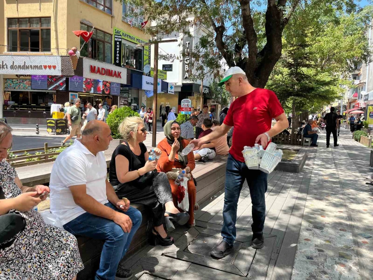 Eskişehir'de 'hayır suyu' uygulamasıyla sıcak yaz günlerinde dayanışma örneği sergileniyor