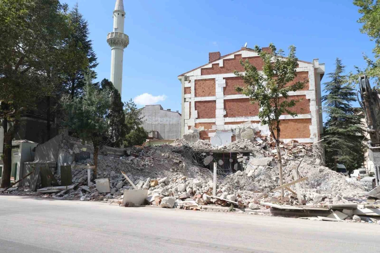 Yıkım Sonrası Camii Bahçesinde Tehlike, Yetkililer Önlem Aldı