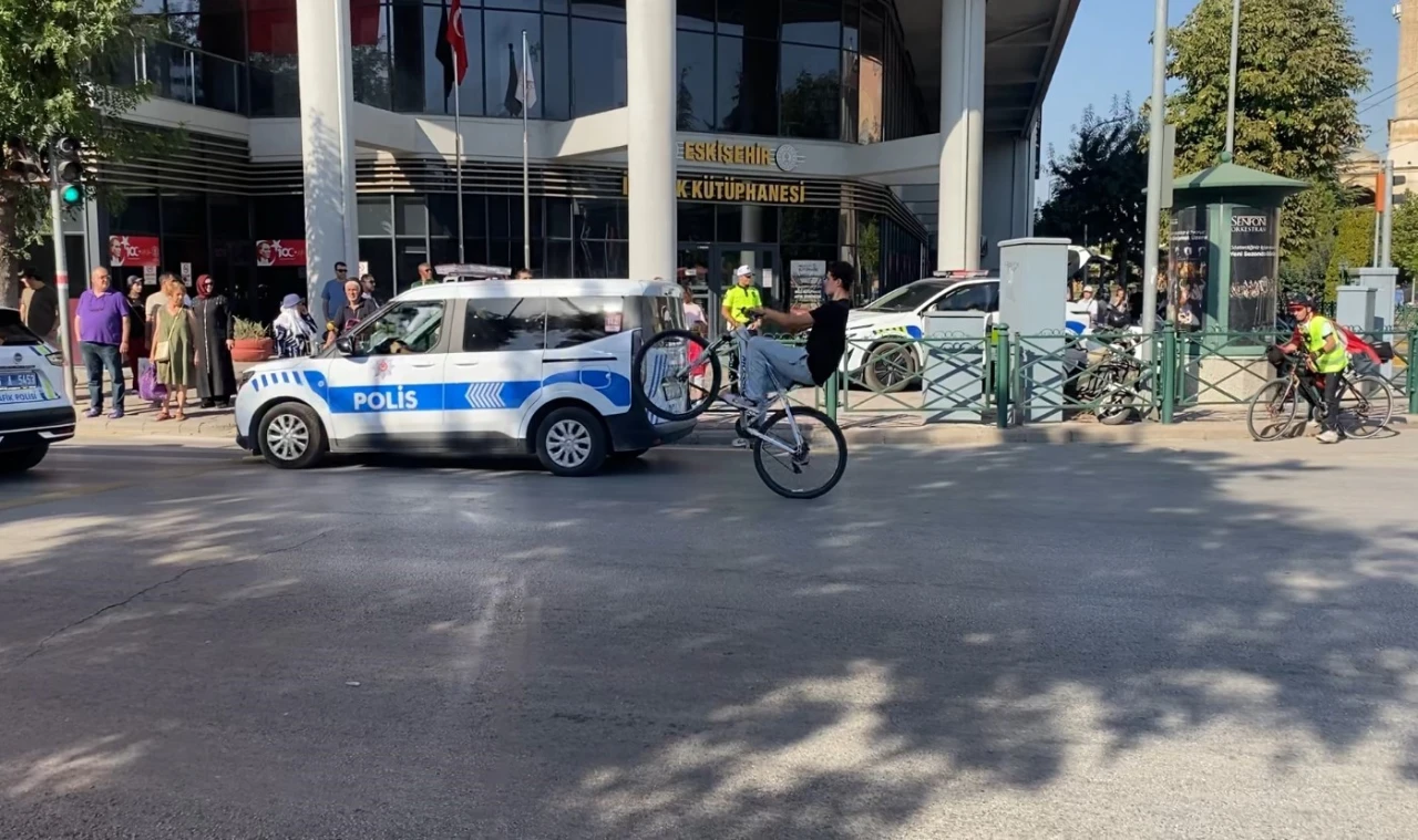 Polisin gözü önünde bisikletle tek teker kaldırdı
