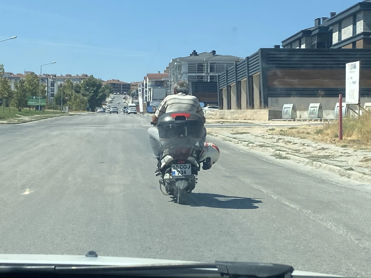 Kaskı Kafasına Değil, Motosikletin Demirine Taktı