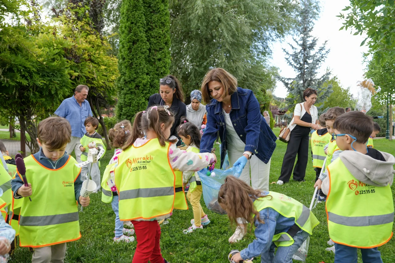 Başkan Ayşe Ünlüce, Dünya Temizlik Günü’nde Çocuklarla Birlikte Çöp Topladı