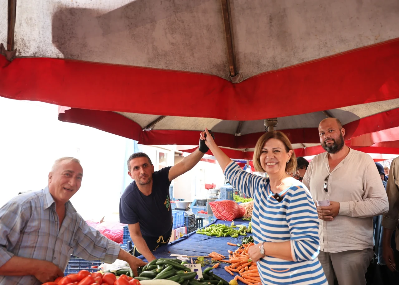 Başkan Ünlüce Kurtuluş Pazarında Esnaf ve Vatandaşlarla Buluştu