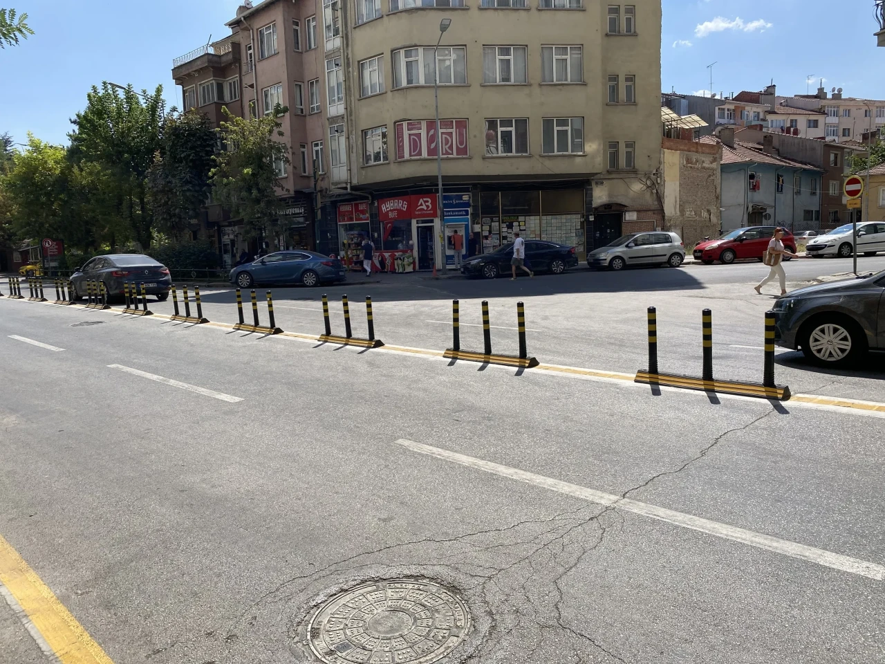 Atatürk Caddesi’ndeki Dubalar Tartışma Yarattı