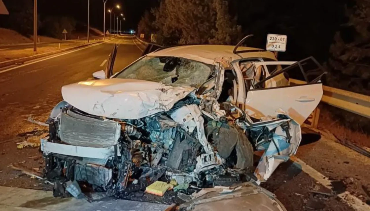 Eskişehir’de Dehşet: Otomobil Otobüsle Kafa Kafaya Çarpıştı