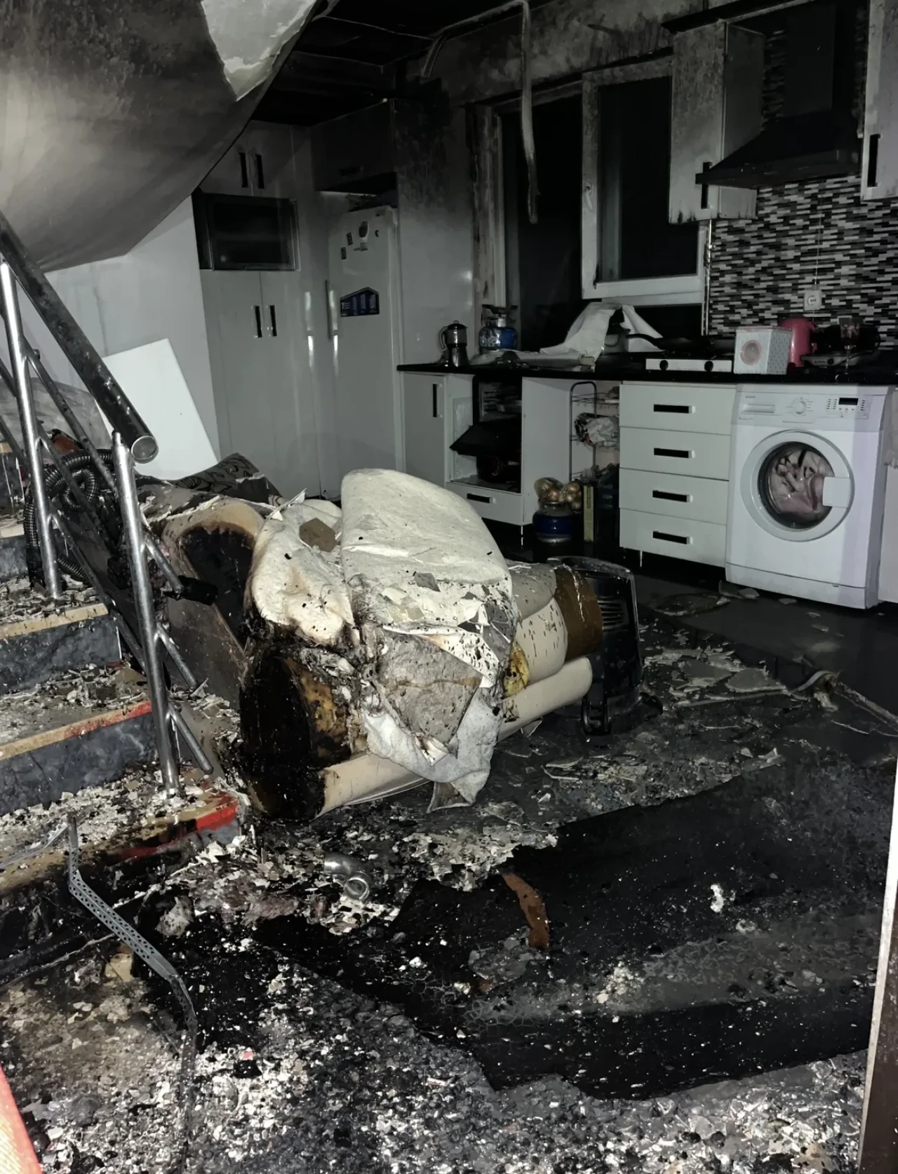 38 Yaşındaki Kadın Apartmanı Ateşe Vermeye Kalkıştı