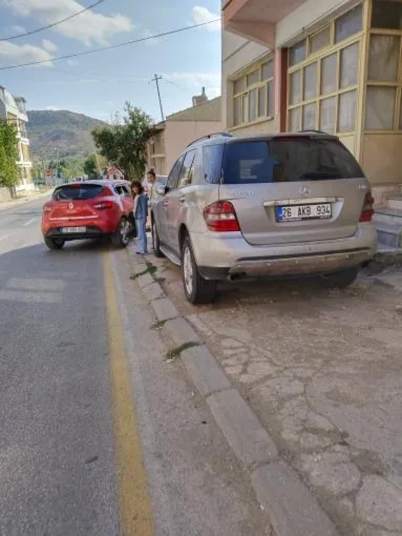 Orhangazi Mahallesi’nde kaldırım işgali: Yayalar yoldan yürümek zorunda kalıyor