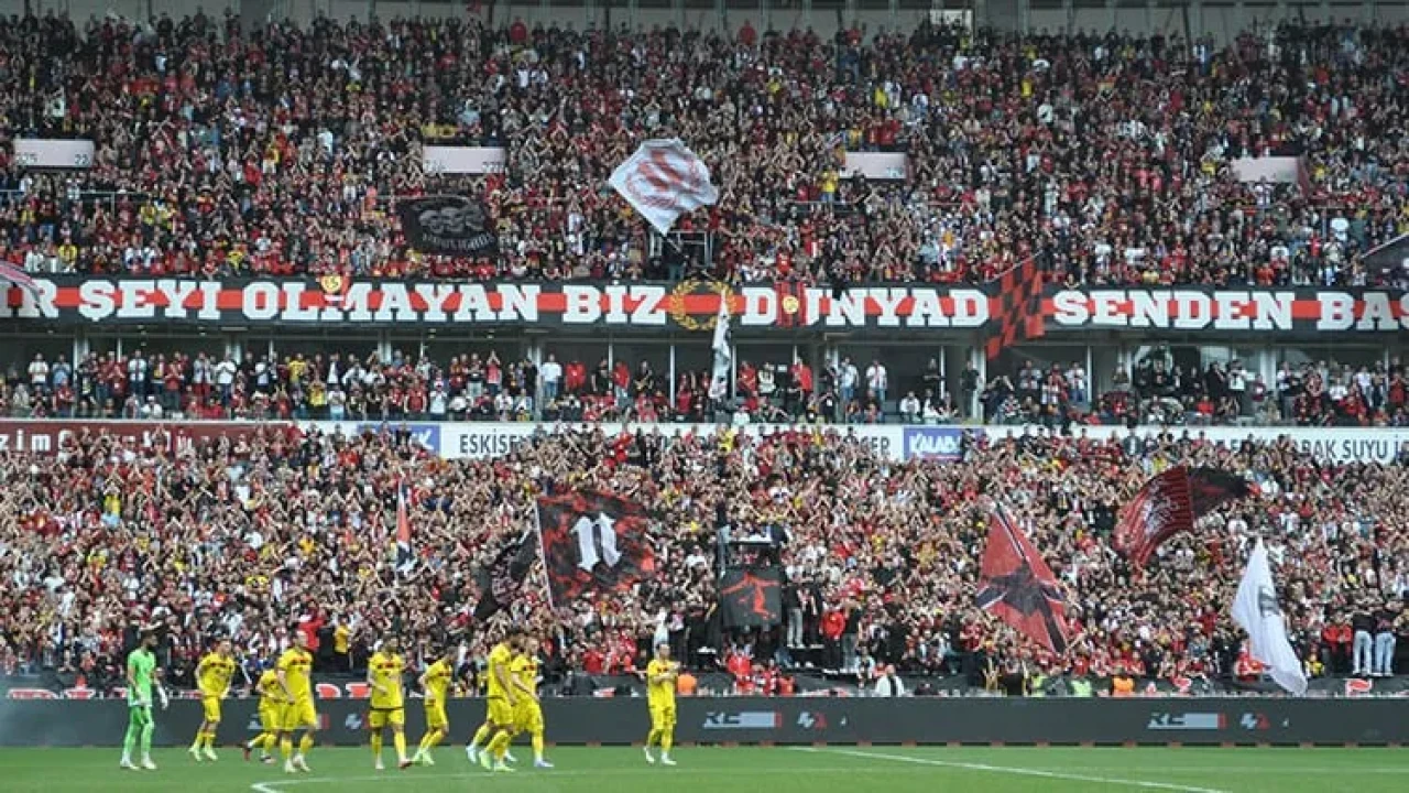 ESKİŞEHİRSPOR TARAFTARI GÜCÜNÜ BİR KEZ DAHA GÖSTERDİ: 13 BİN KİŞİYLE TAKIMIN YANINDA