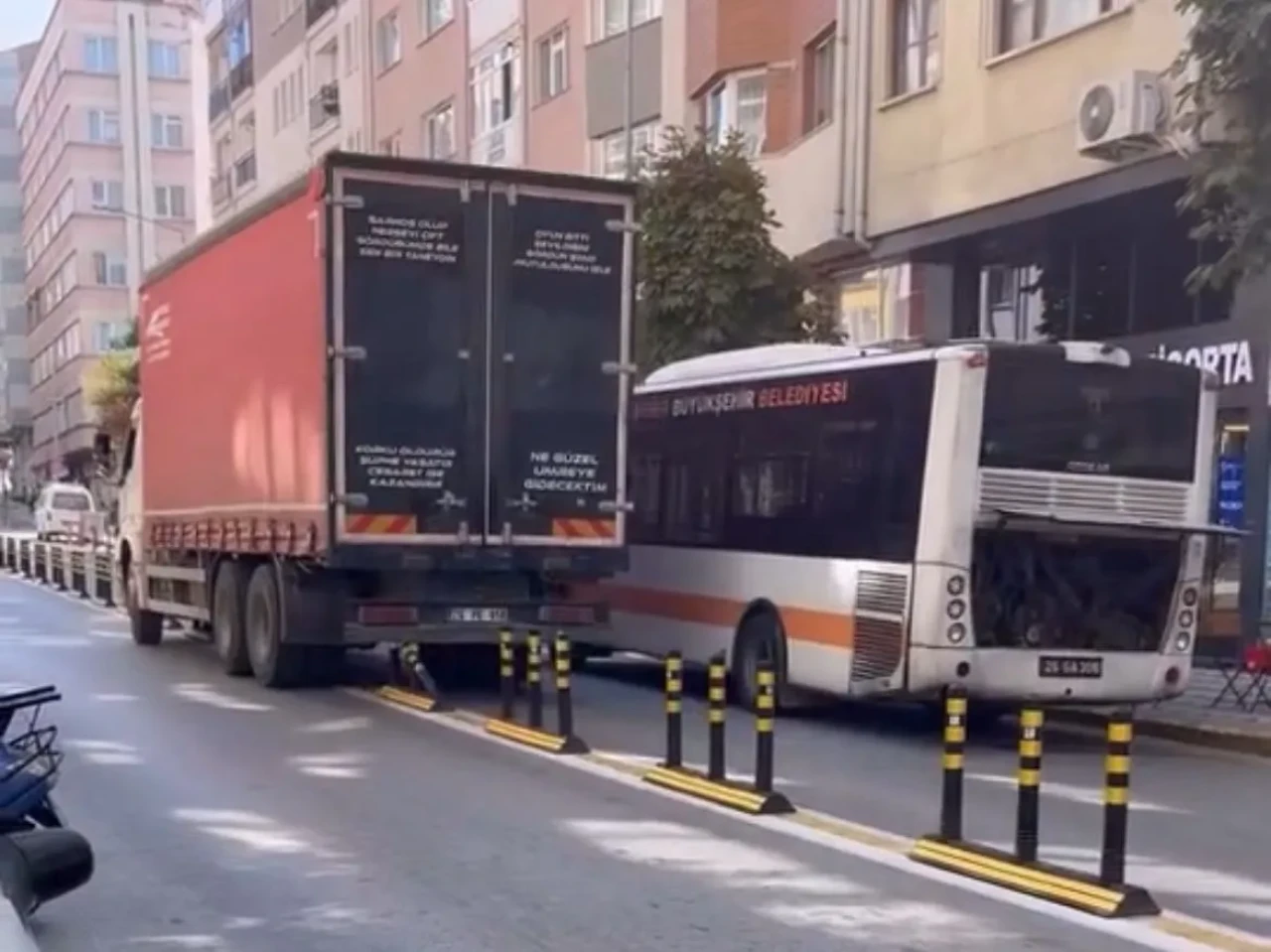 Otobüs Arıza Yaptı, Kamyon Dubaları Çiğneyerek Yoluna Devam Etti