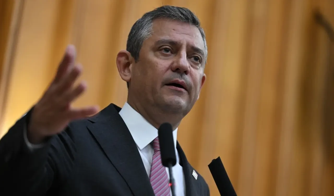 Özgür Özel: "İmamoğlu aday olamazsa en güçlü aday Mansur Yavaş" CHP lideri, Ankara’daki soruşturmanın siyasi amaçlı olduğunu söyledi: “Yavaş, Erdoğan’ı anketlerde geçiyor”