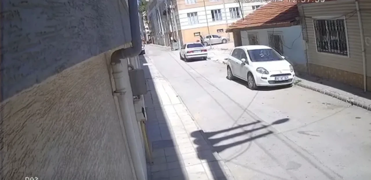 Altın Dolu Kutuyu Çocuk Camdan Attı, Kadın Yerden Alıp Çantasına Koydu