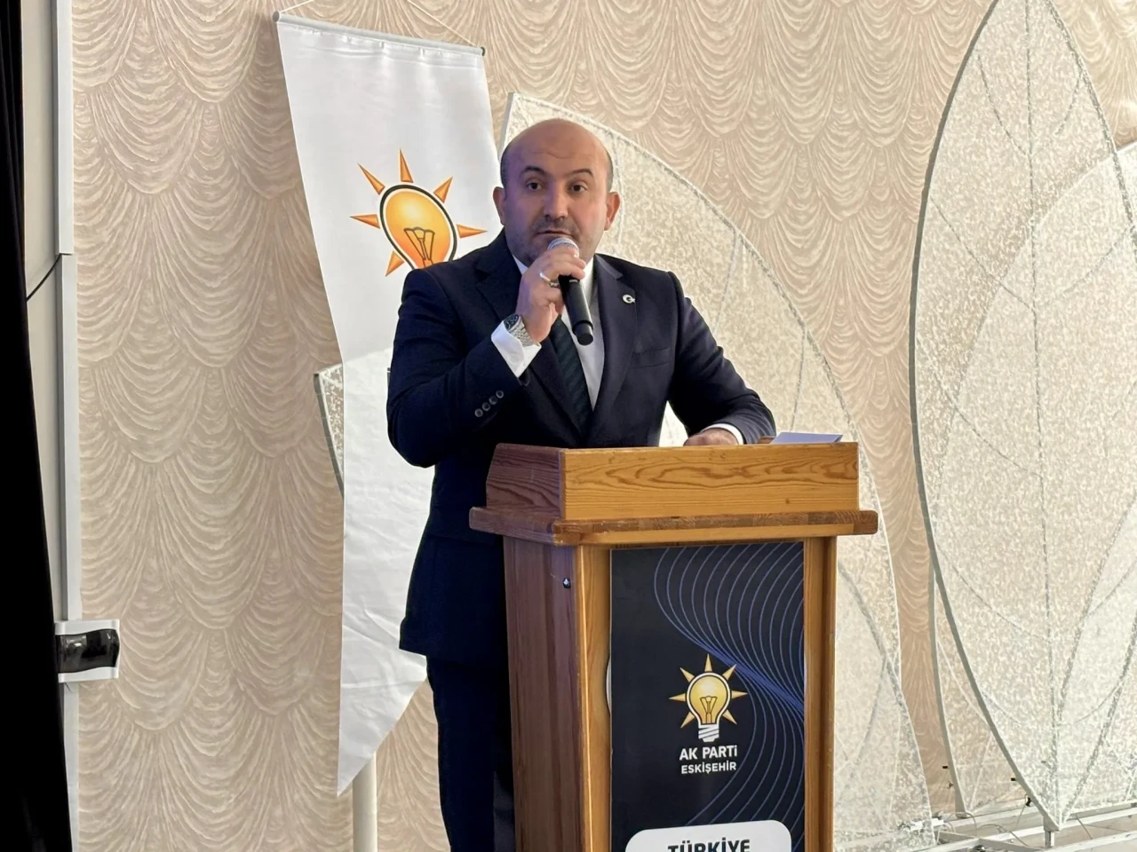 Gürhan Albayrak: “Eskişehir vitrin belediyeciliğine mahkûm ediliyor”