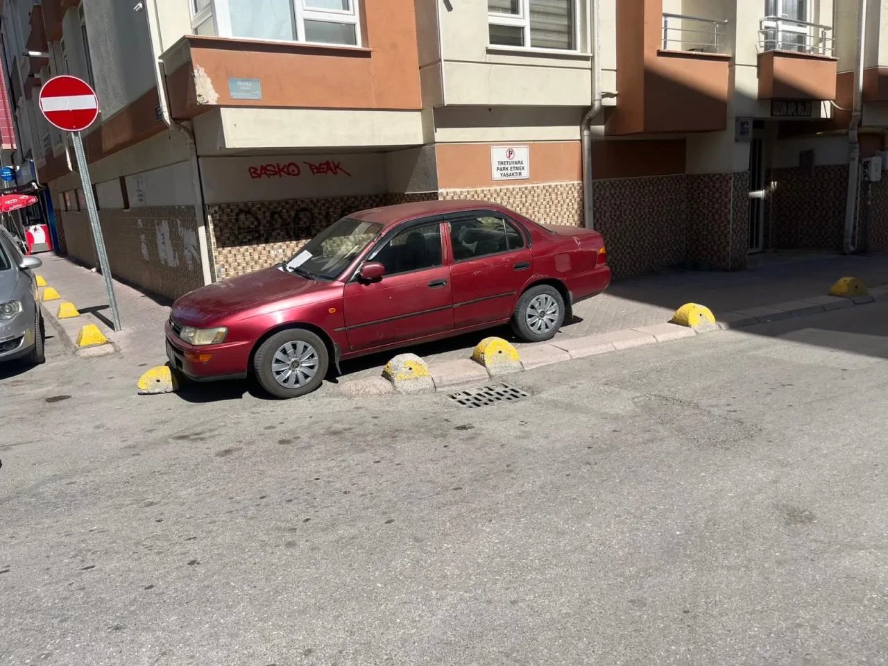 Eskişehir’de Aracını Kaldırıma Park Etti