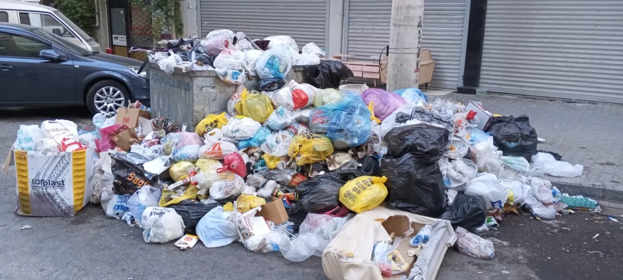 İzmir'in mahallerinde çöp dağları yükseliyor.