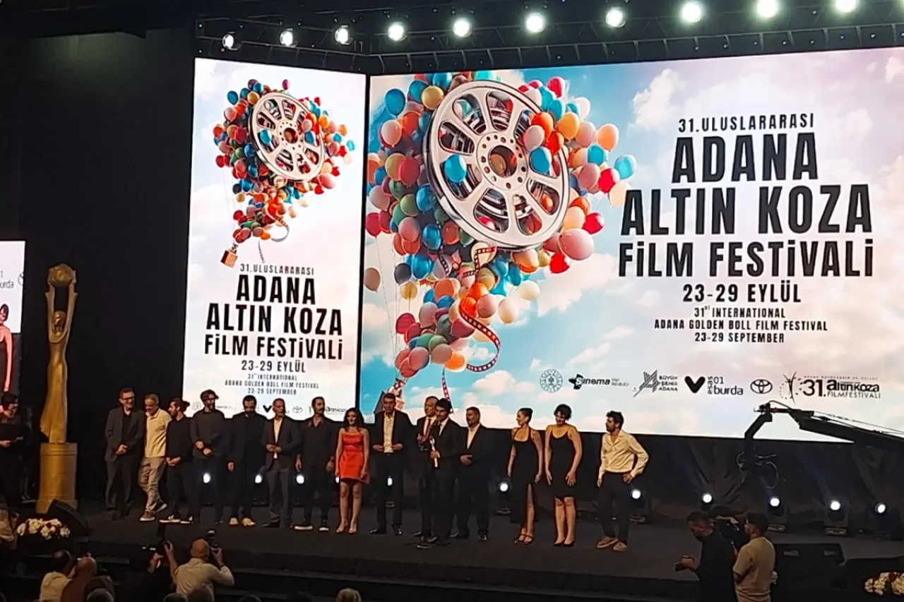 Altın Koza Film Festivali'nde Onur Ödülleri Sahiplerini Buldu Mehmet Aslantuğ ve Meral Orhonsay’a anlamlı ödül