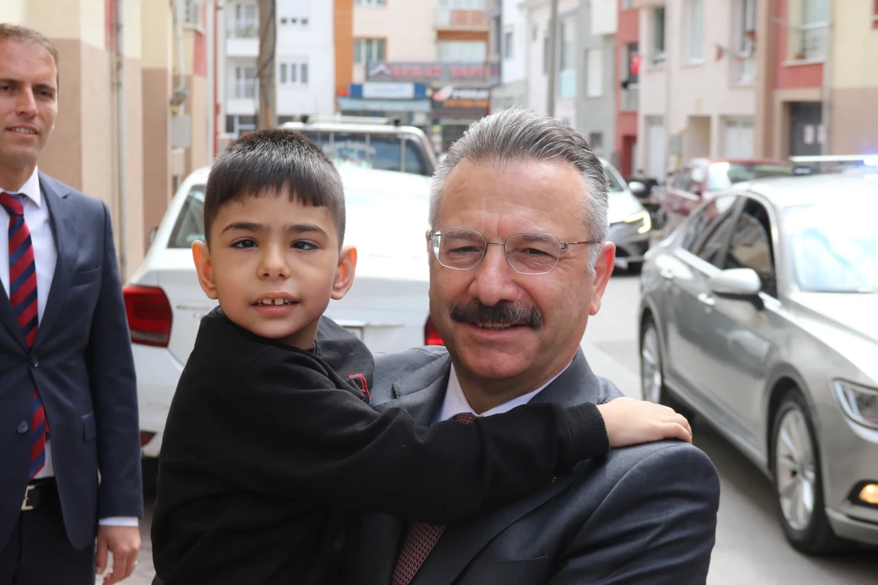 Vali Aksoy’dan Evde Eğitim Alan Özel Kardeşlere Ziyaret